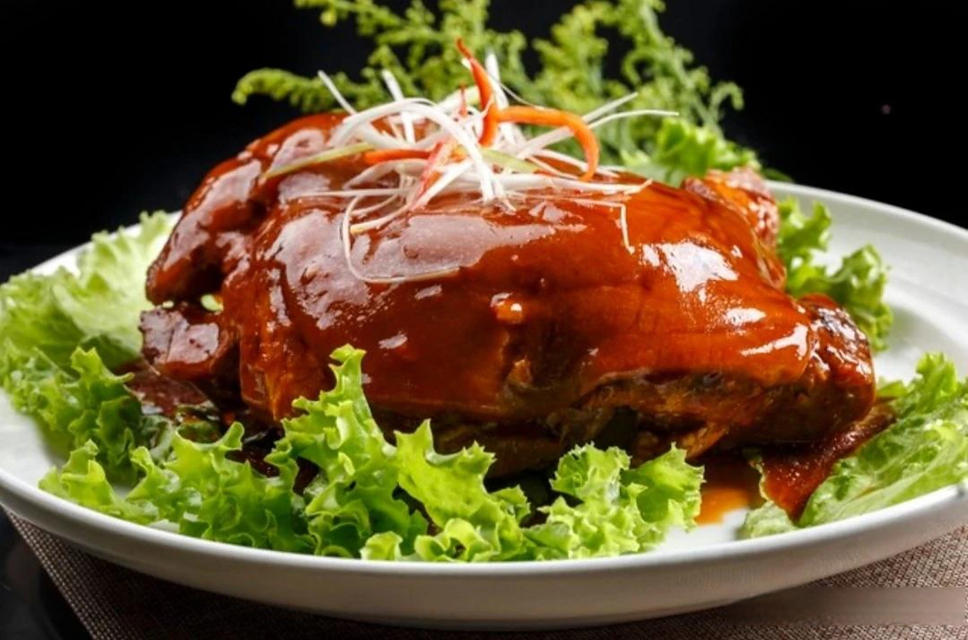 红扒肘子卤水料(批量):  高汤20斤,盐150克,味精50克,冰糖50 克,红曲