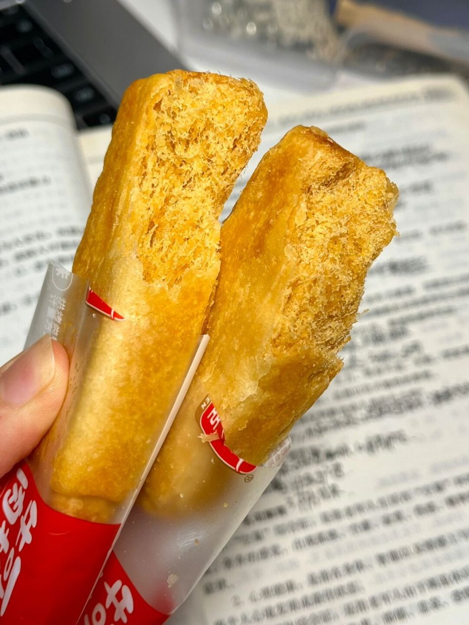 在小红书商场入的肉松棒 外皮很薄 中间满满的全是肉松 咸咸甜甜的