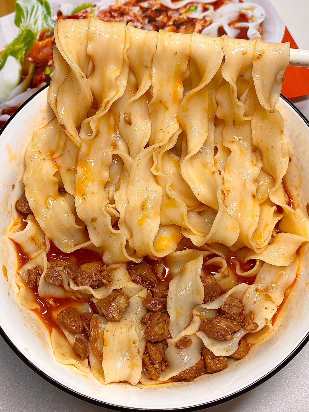 肉臊子一大碗削面煮刀削面辣子鸡丁拌刀削面臊子汤图片山西大同家刀