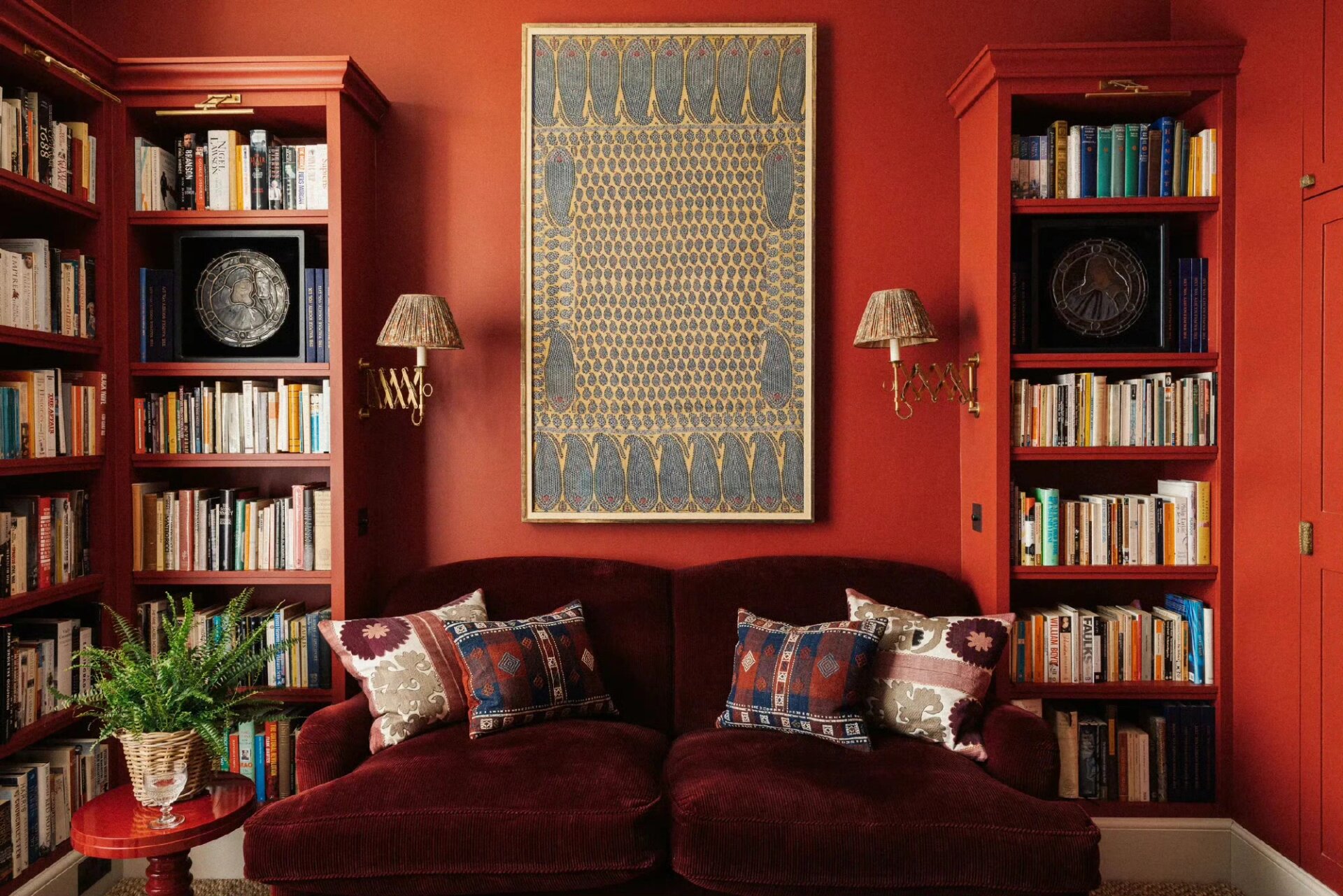 红色黄色邻近色打造和谐空间氛围