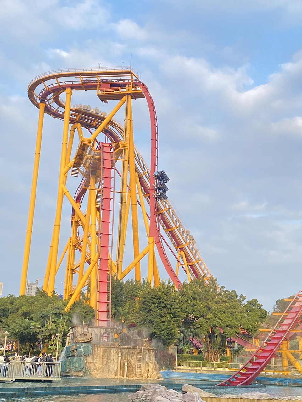 广州长隆欢乐世界垂直过山车90 这辈子都不想再玩第二次了,真的太