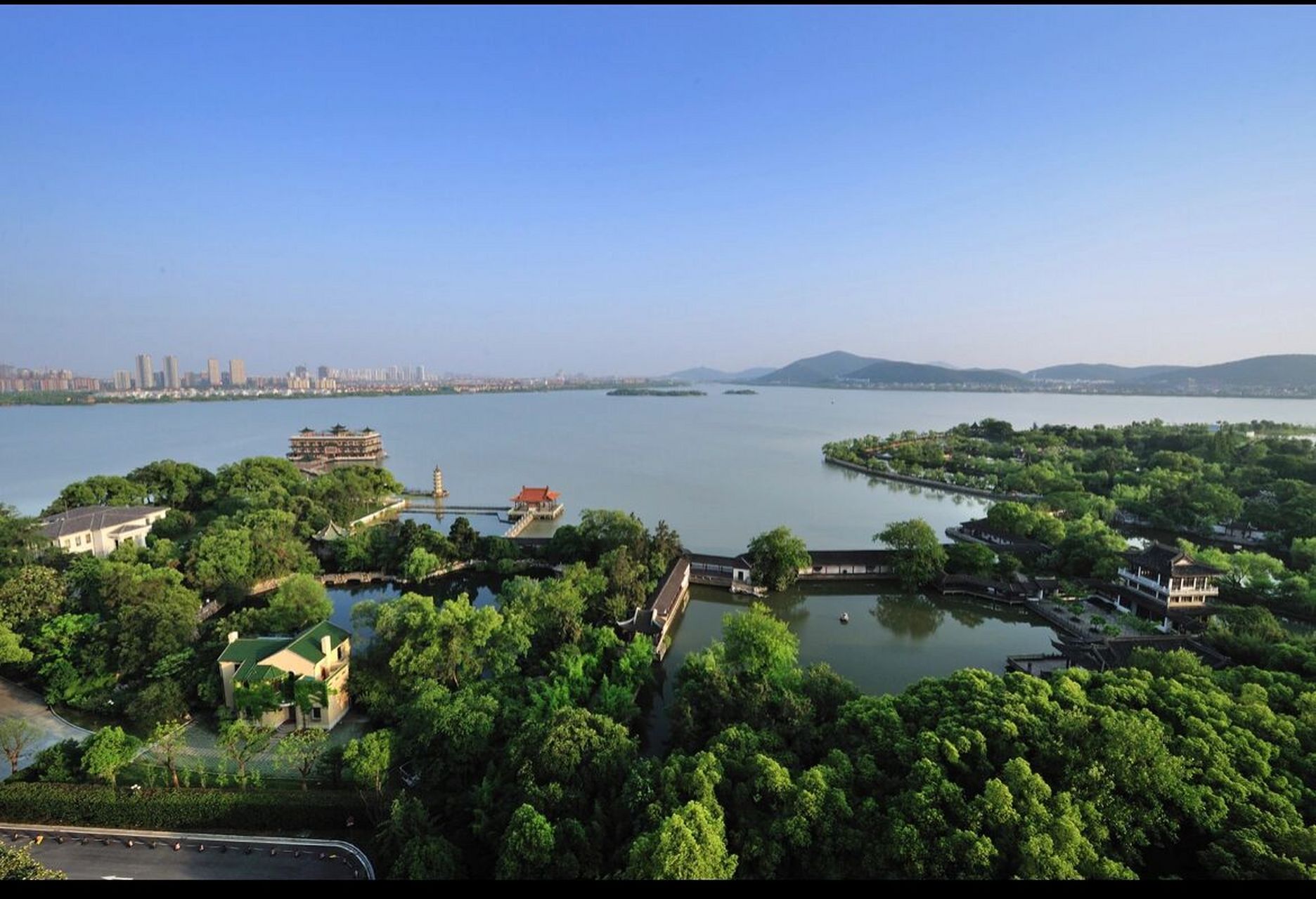 无锡推荐必去的经典有哪些 1太湖鼋头渚风景区 鼋头渚有着"太湖第一