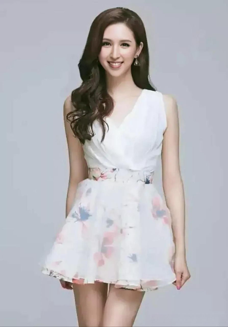 2014年,26岁的何傲儿被亲爸送到77岁老头子林建名的床上,一场相差51岁