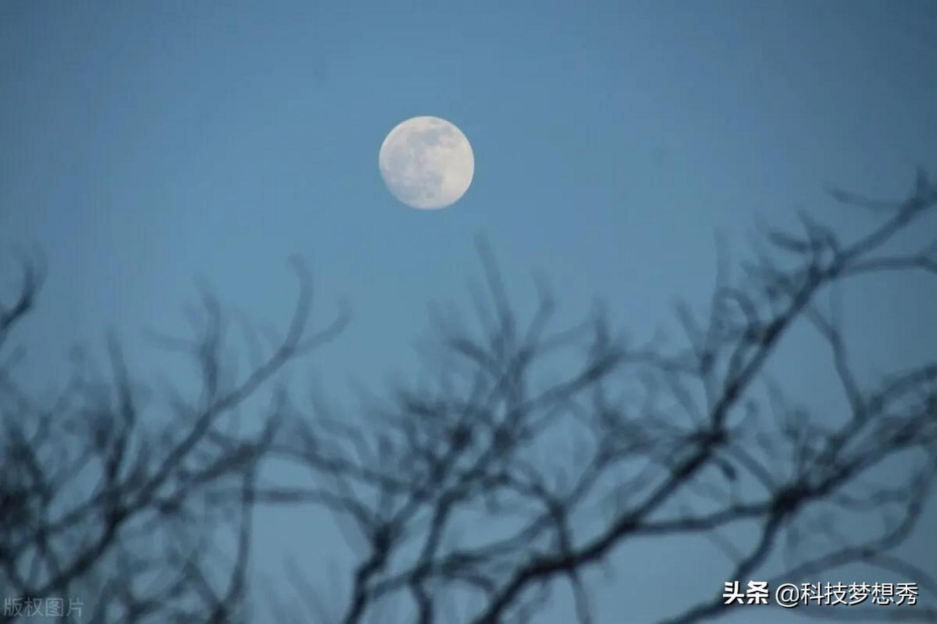 土耳其泰基爾達天氣晴好 皓月當空夜景美如畫 當地時間2022年5月14日