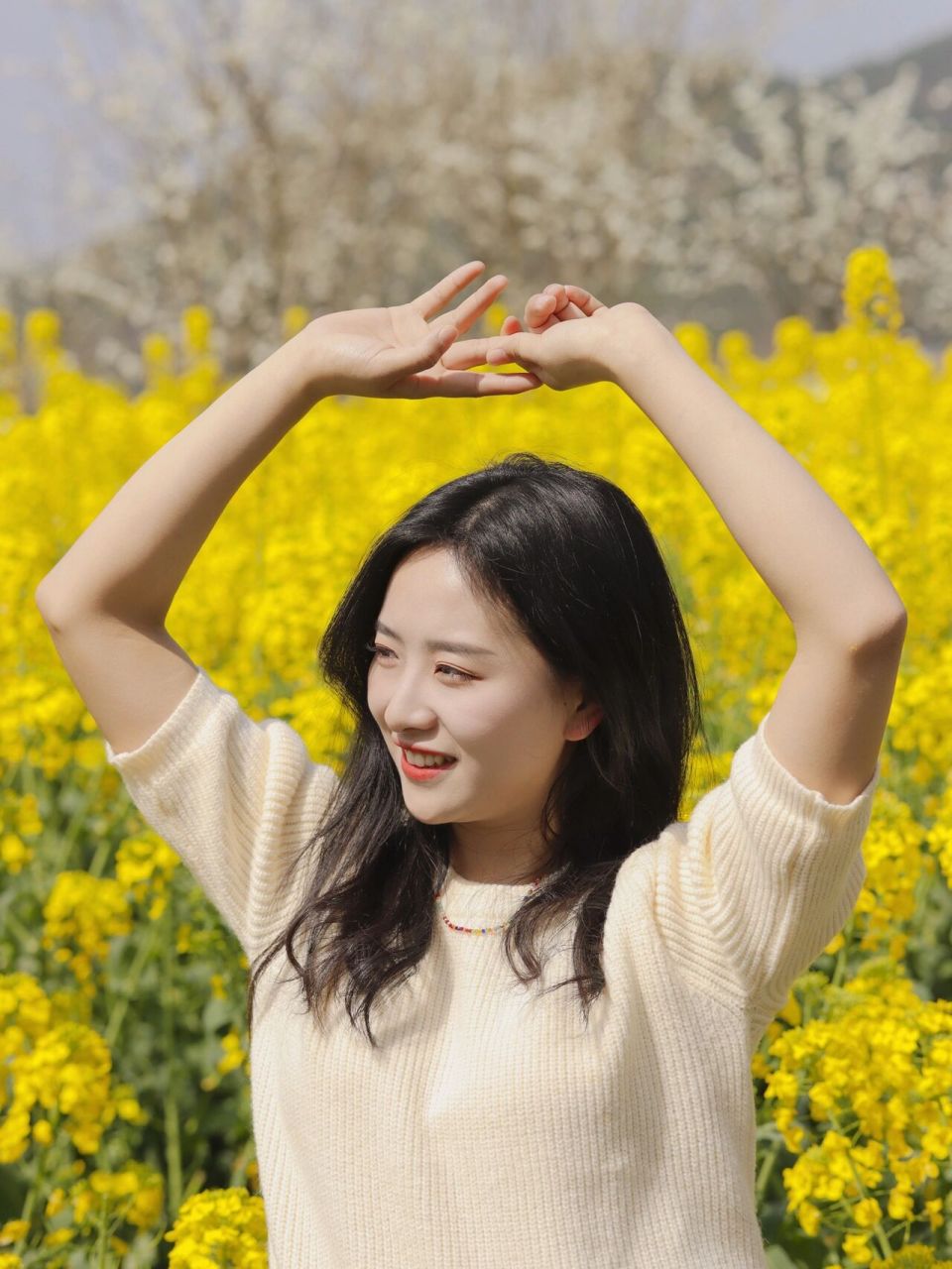 油菜花人像写真 新手摄影 相机:佳能m6二代 镜头:适马56 f1.