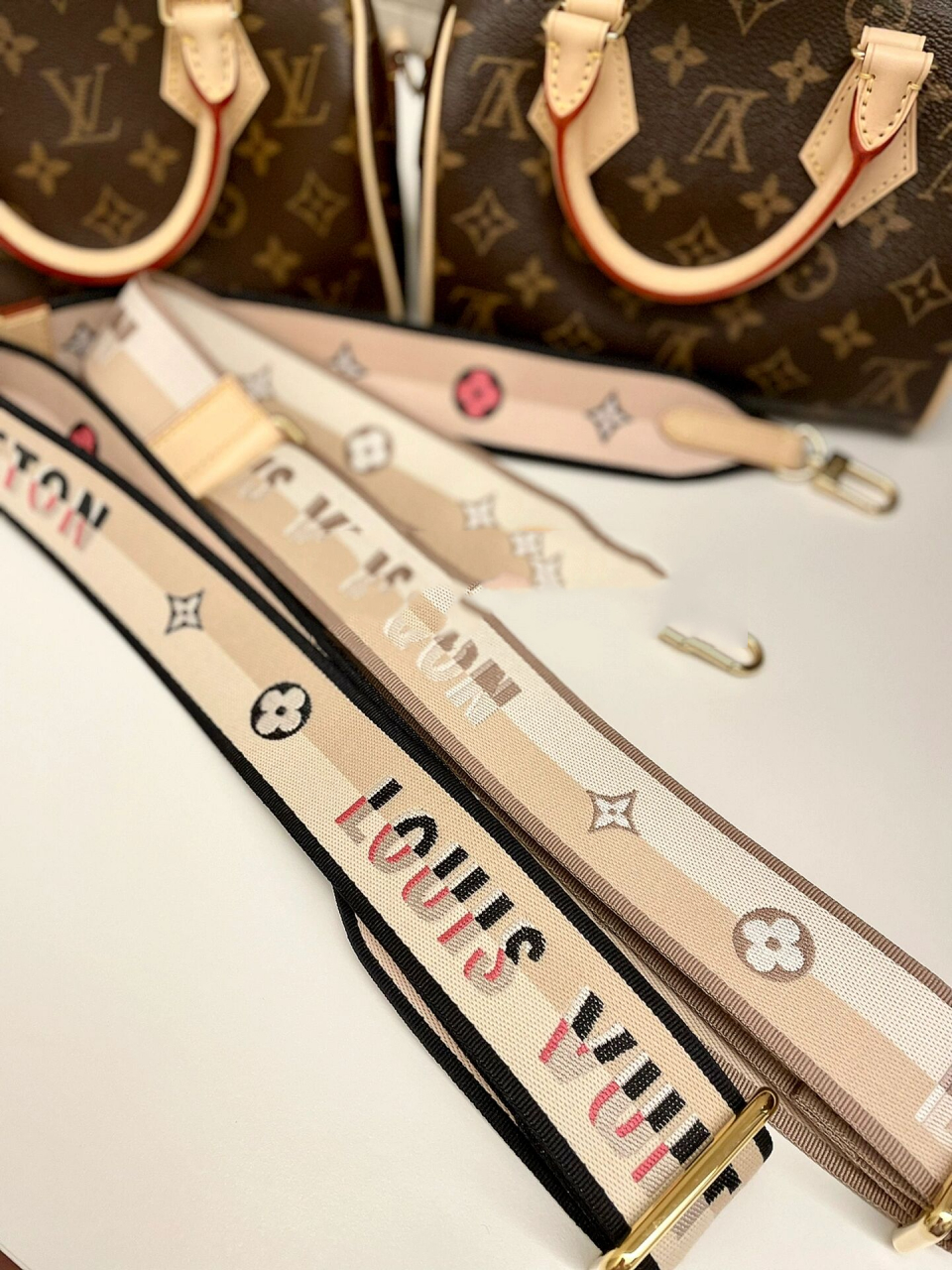 lv speedy20新老款对比 新的奶茶色肩带真的看着跟协调呢!