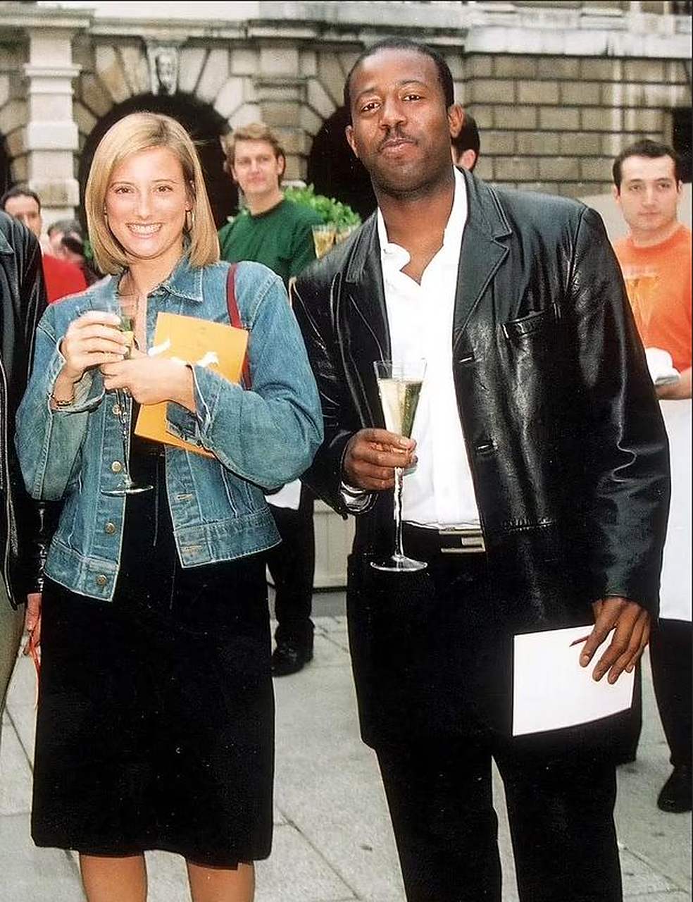 前香港总督彭定康的51岁女婿因在西伦敦印度餐厅开枪后充当逃跑司机而