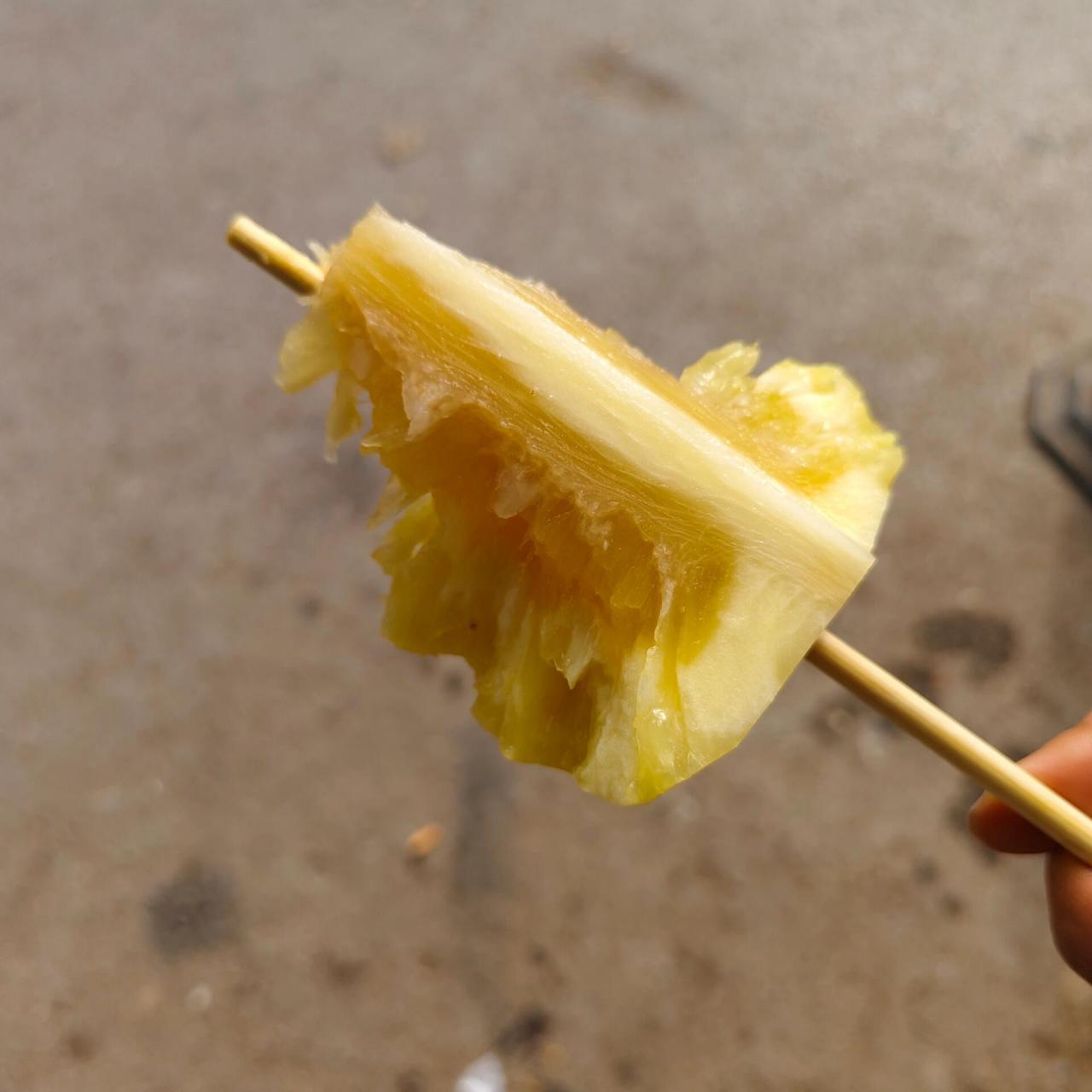 呵呵,糖心菠萝 买菠萝95的时候发现中间心的黑的 我特地问了老板