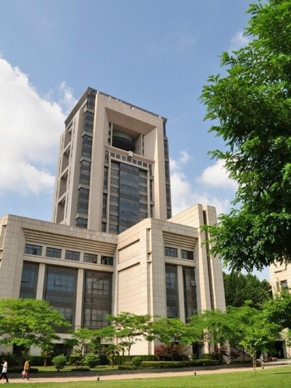 西南交通大学 西南交通大学位于四川省成都市,是中华人民共和国教育部