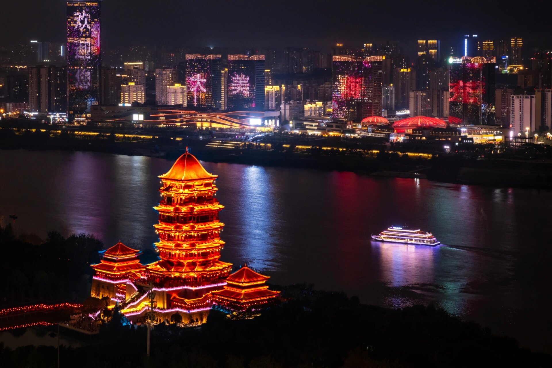 南充清晖阁夜景 历经五年打造的南充又一地标性建筑-清晖阁盛装亮相.