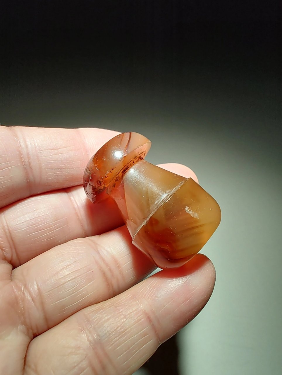 清代红皮玛瑙罗汉烟咀 清代红皮玛瑙罗汉烟嘴 造型好 京做工  直径23