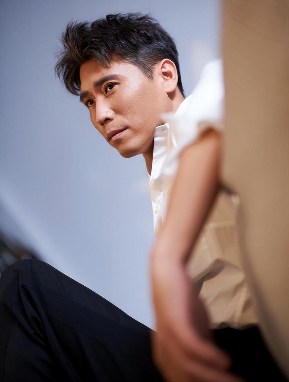 李乃文出生在一个充满艺术氛围的家庭,从小就对演艺充满向往.