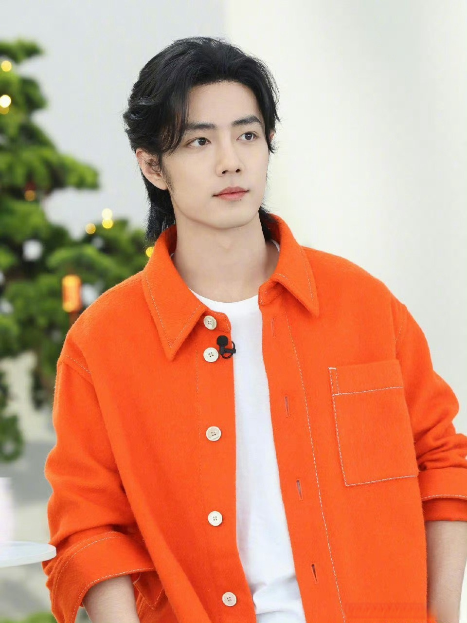 肖战橙衣造型活力满满 肖战 x玖少年团肖战daytoy 一袭橙色上衣搭配