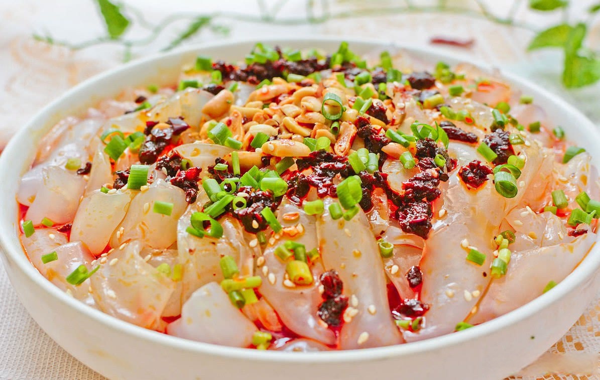 一说是东汉末年,嘉陵江畔的谢姓凉粉摊是它的起点,三国时张飞将其献给