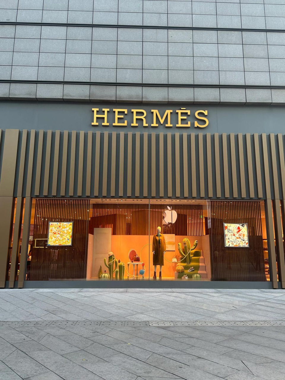 昨天路过爱马仕门店拍了个照片做纪念,今天就收到推送广告了,是不是对