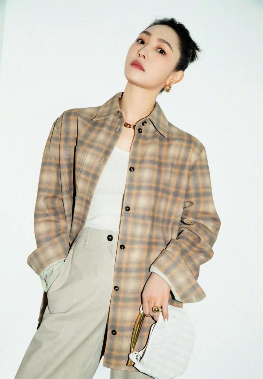 白百合穿衣时尚百搭,优雅大气.