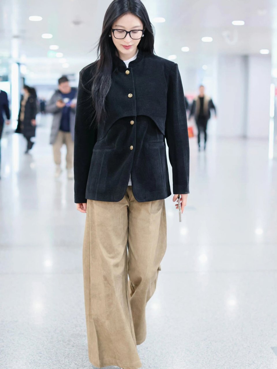 今天刷到张俪的机场穿搭✈️ 黑色国风小香上衣搭配卡其色阔腿裤