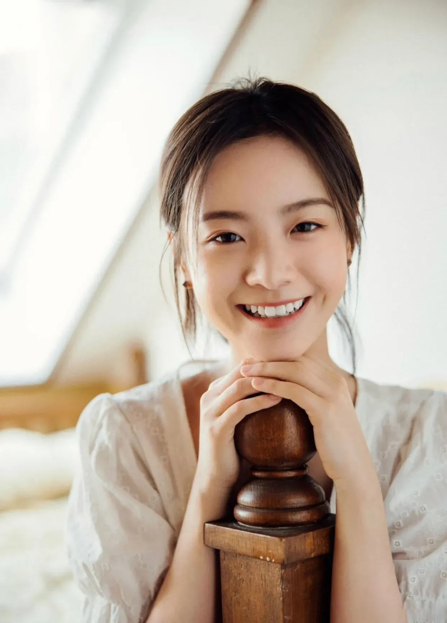 李庚希因2018年主演了由徐静蕾监制的网剧《同学两