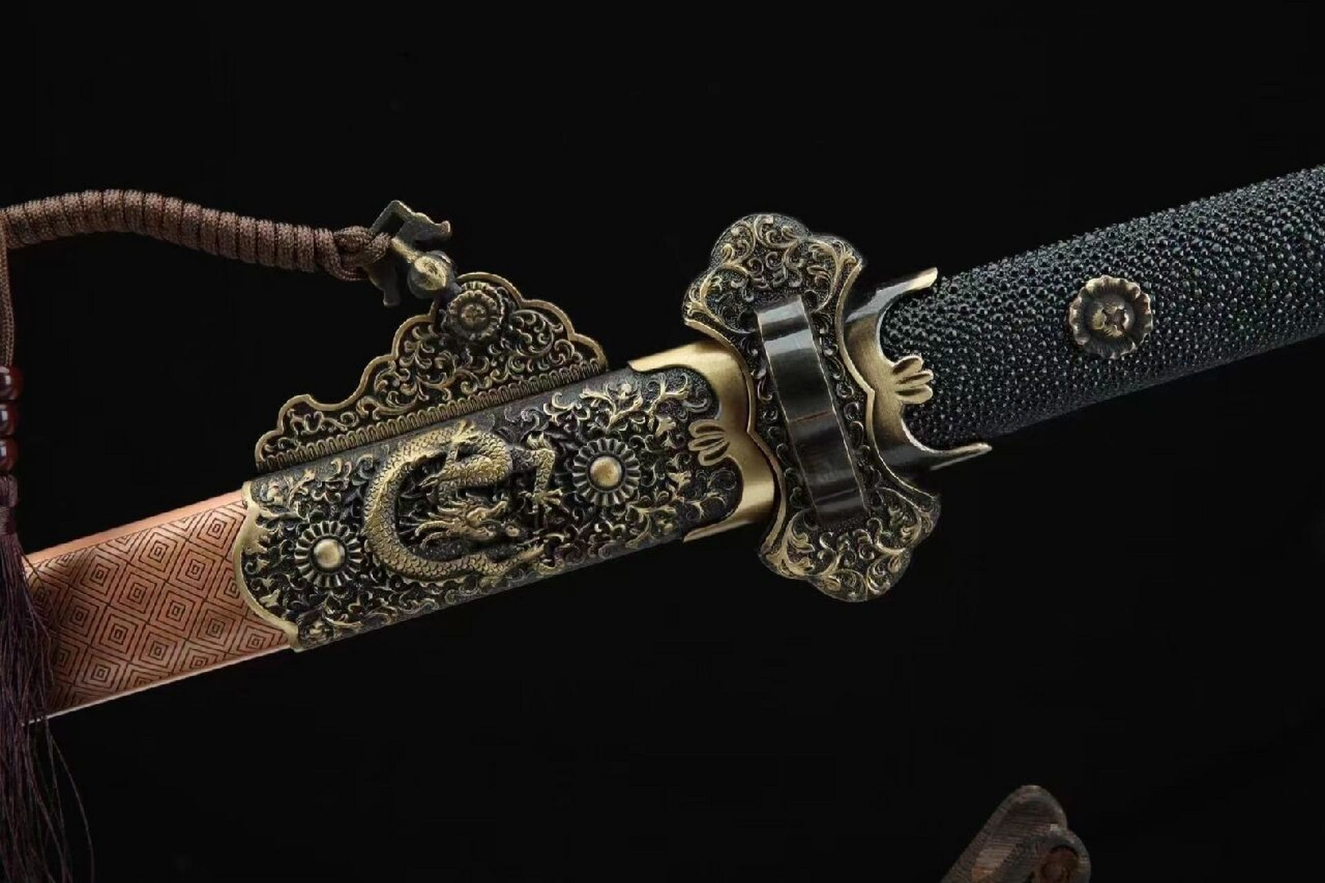 龙纹唐刀(紫铜鞘款) 龙纹唐刀(紫铜鞘款) 装具:纯铜精雕,精细打磨做旧