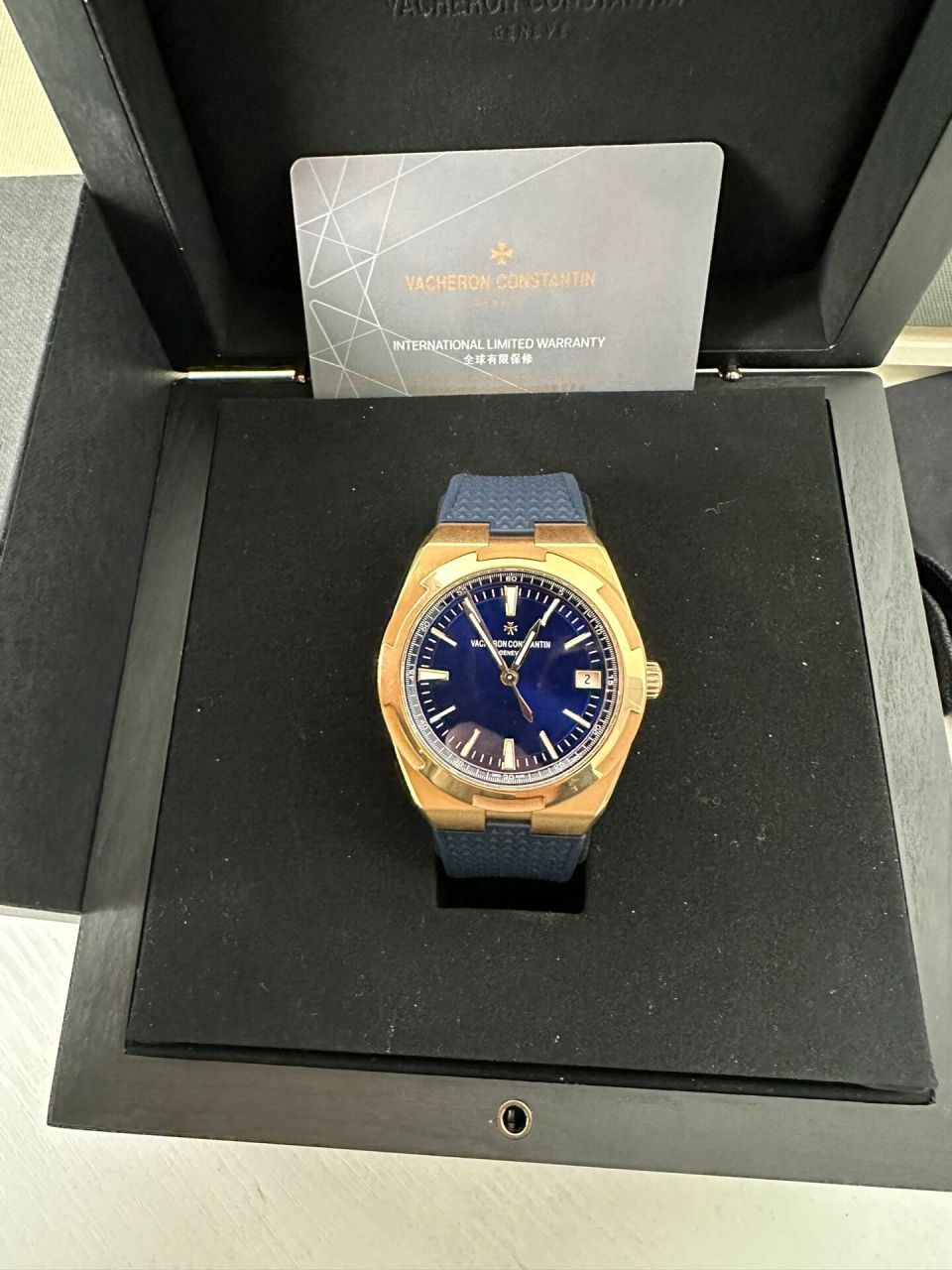 江诗丹顿纵横四海4500v/110r-b705,整体玫瑰金材质蓝面,三条表带,专柜