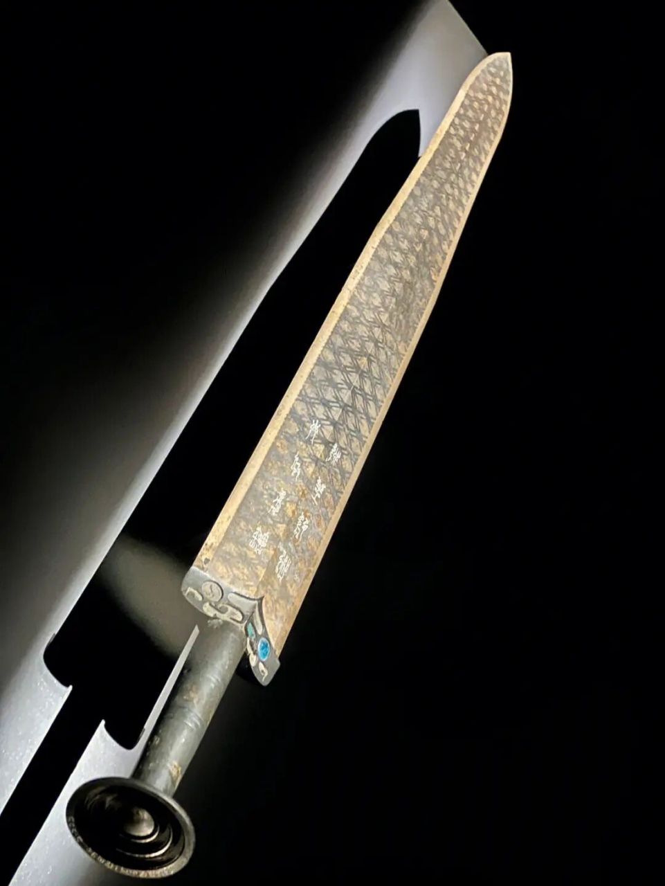 镇馆之宝—天下第一剑—越王勾践剑  它,独占一馆; 它,迄今为止无法