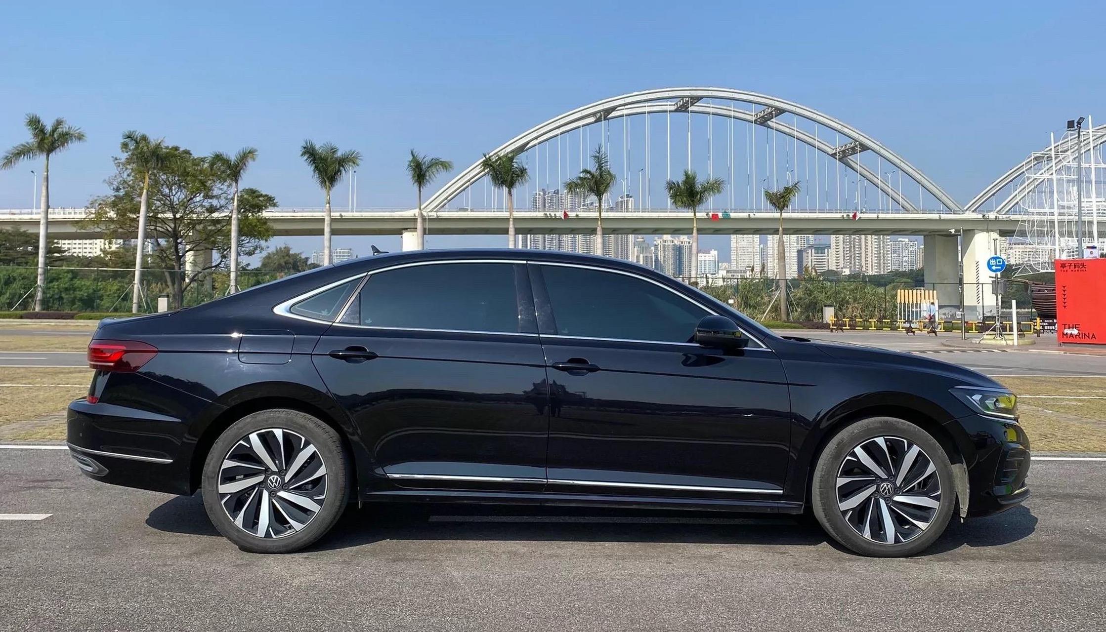 大众帕萨特 2022款 330tsi 精英版 上牌日期:2022年8月 排气量:2.