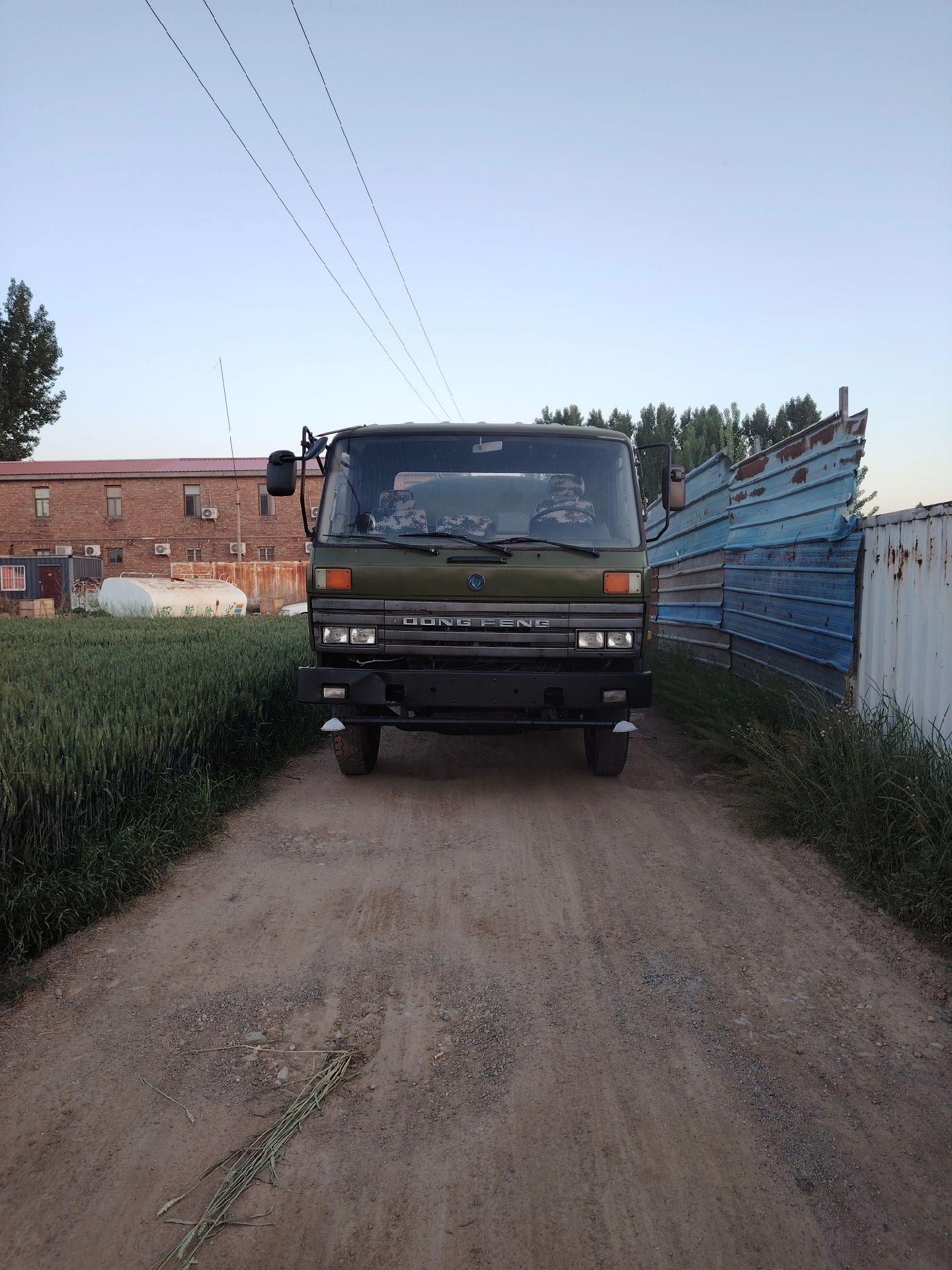 部队退役东风145洒水车,容纳12立方水,发动机是6缸康明斯,增压中冷