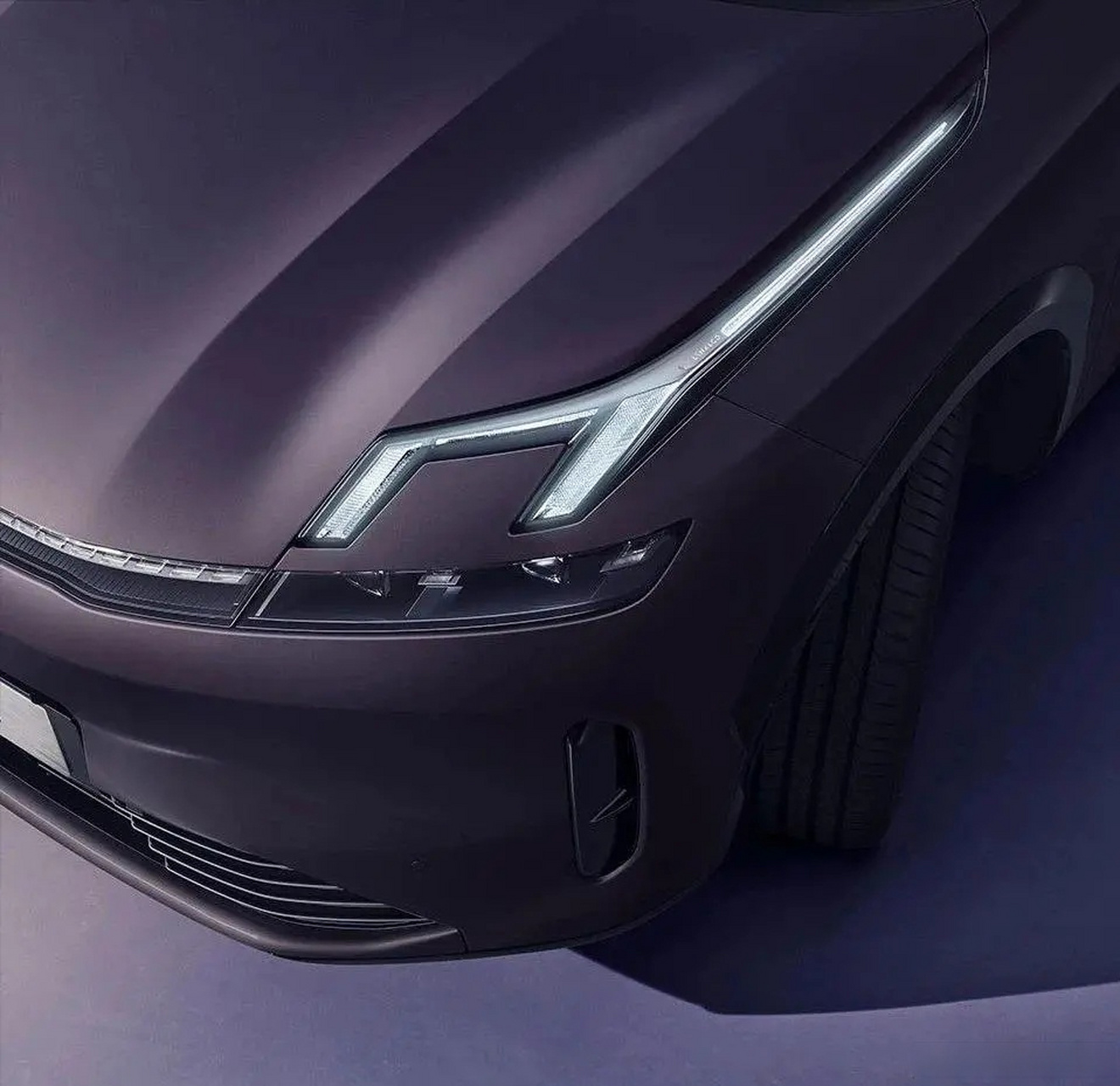 一组领克08时间限量版车型的官图,该车采用暮光紫 曙光金专属配色方案