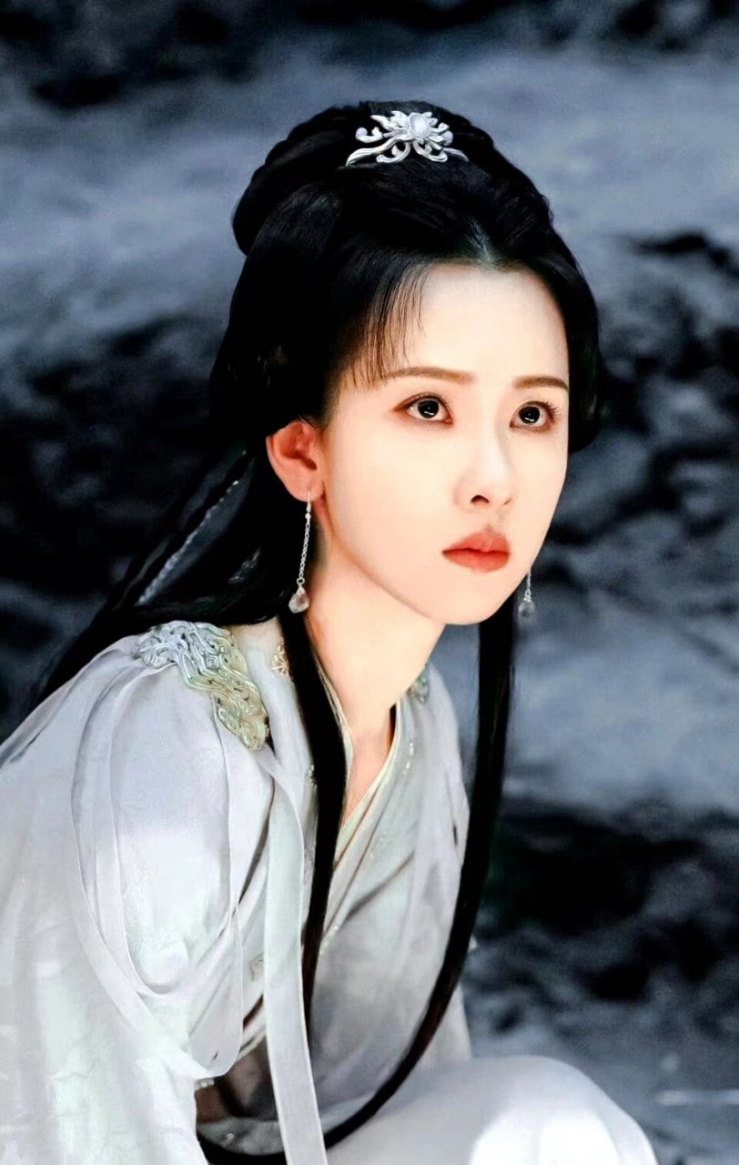 每天安利一个明星—陈都灵 【简介】 陈都灵9393 1993年10月18日