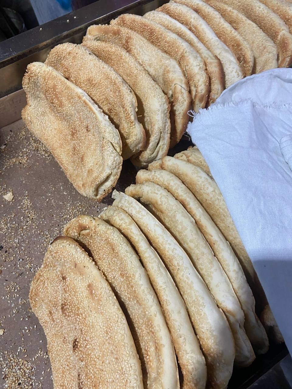 说起郯城县马头镇,首当其冲想到的是马头烤牌!烤牌又名朝牌.