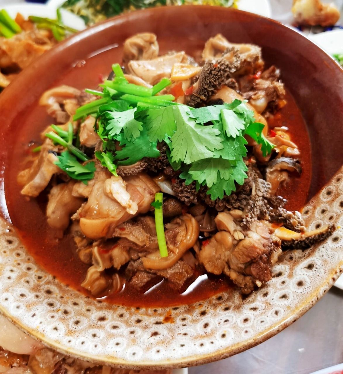 唐县炒羊杂 食材:我们买的熟羊头,羊肚,提前切好. 辅料: 葱:切段.