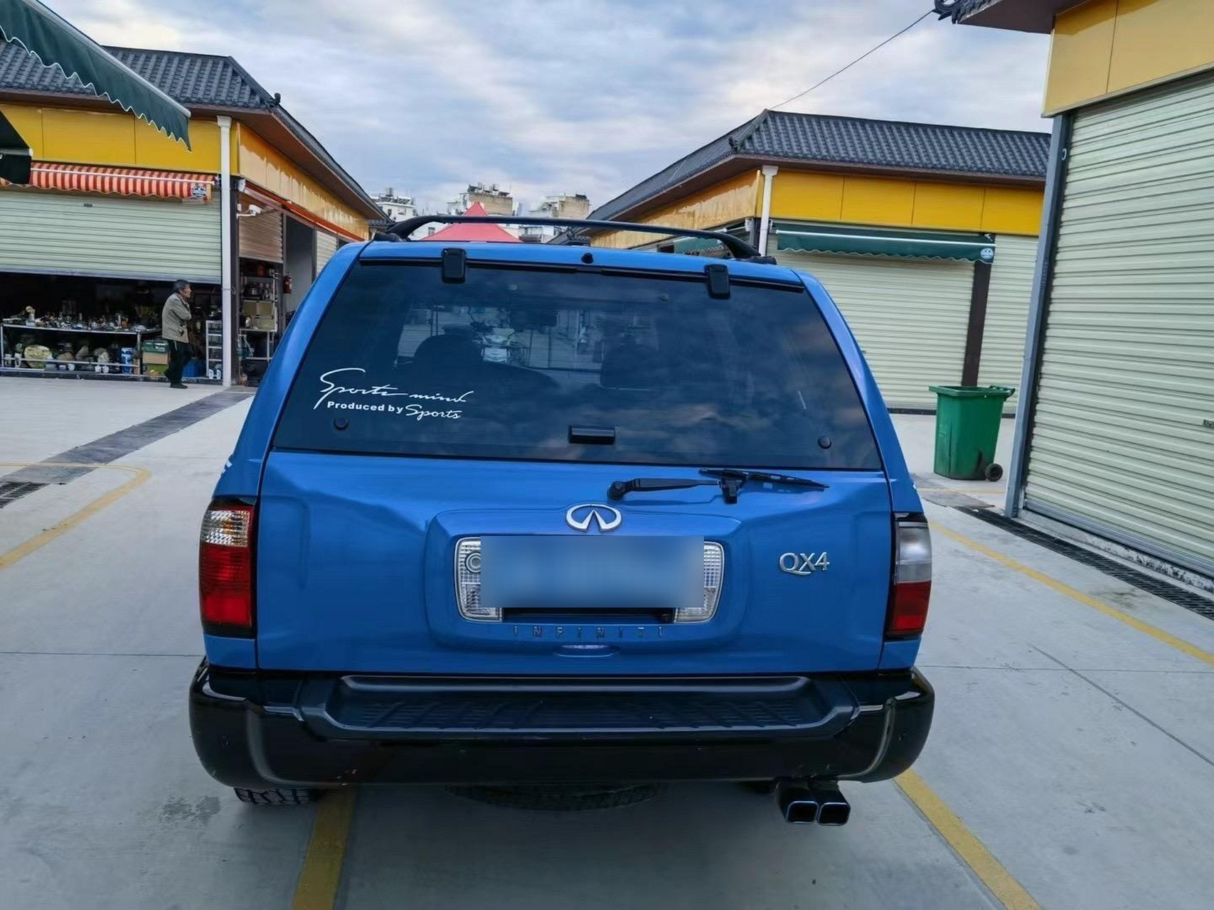 英菲尼迪qx4  02年上牌,当年100万,现在几小万,车况不错,来个老板带走