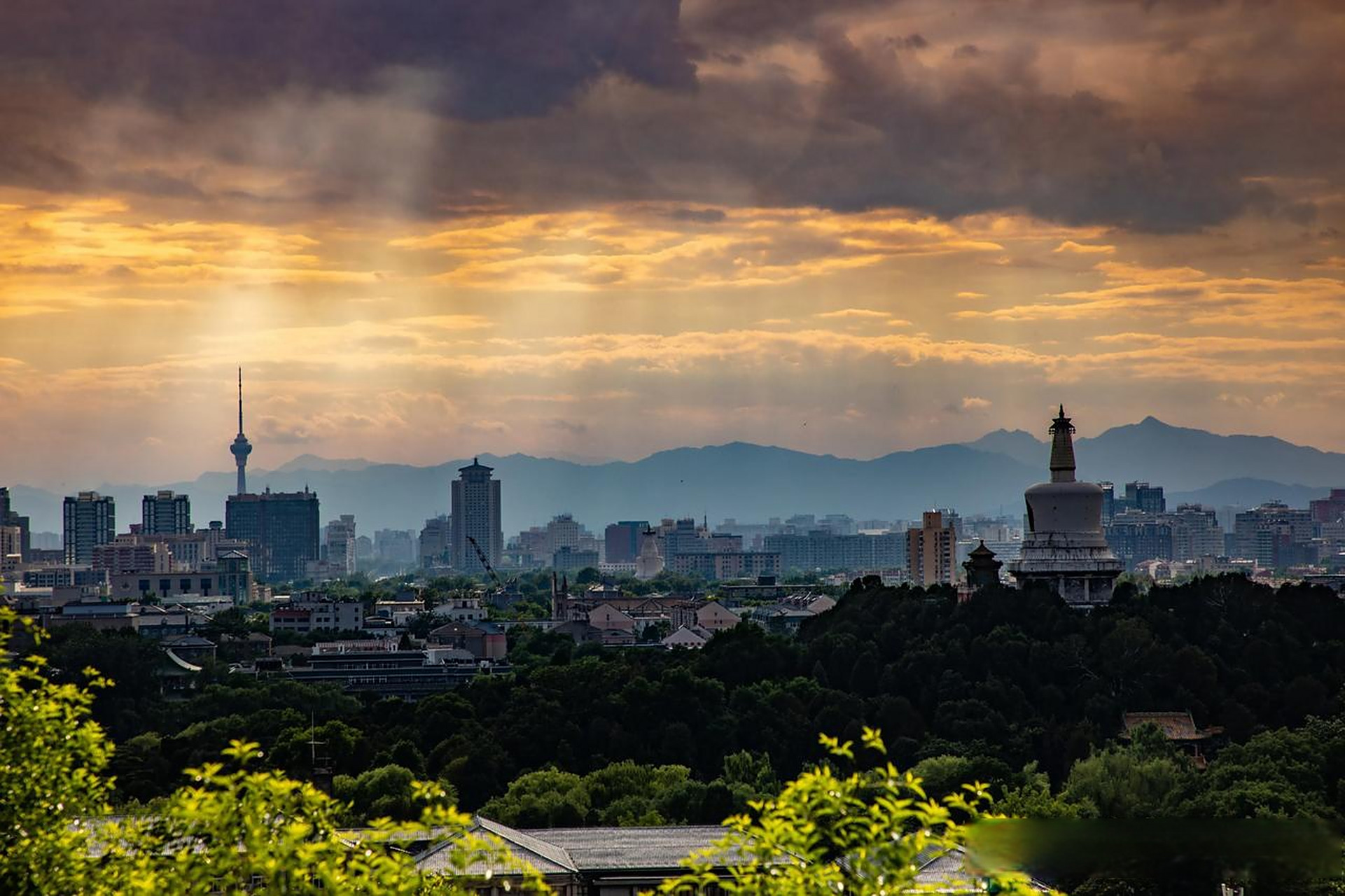 微头条创作计划照片拍摄于北京景山公园,景山公园上能俯瞰北京城的