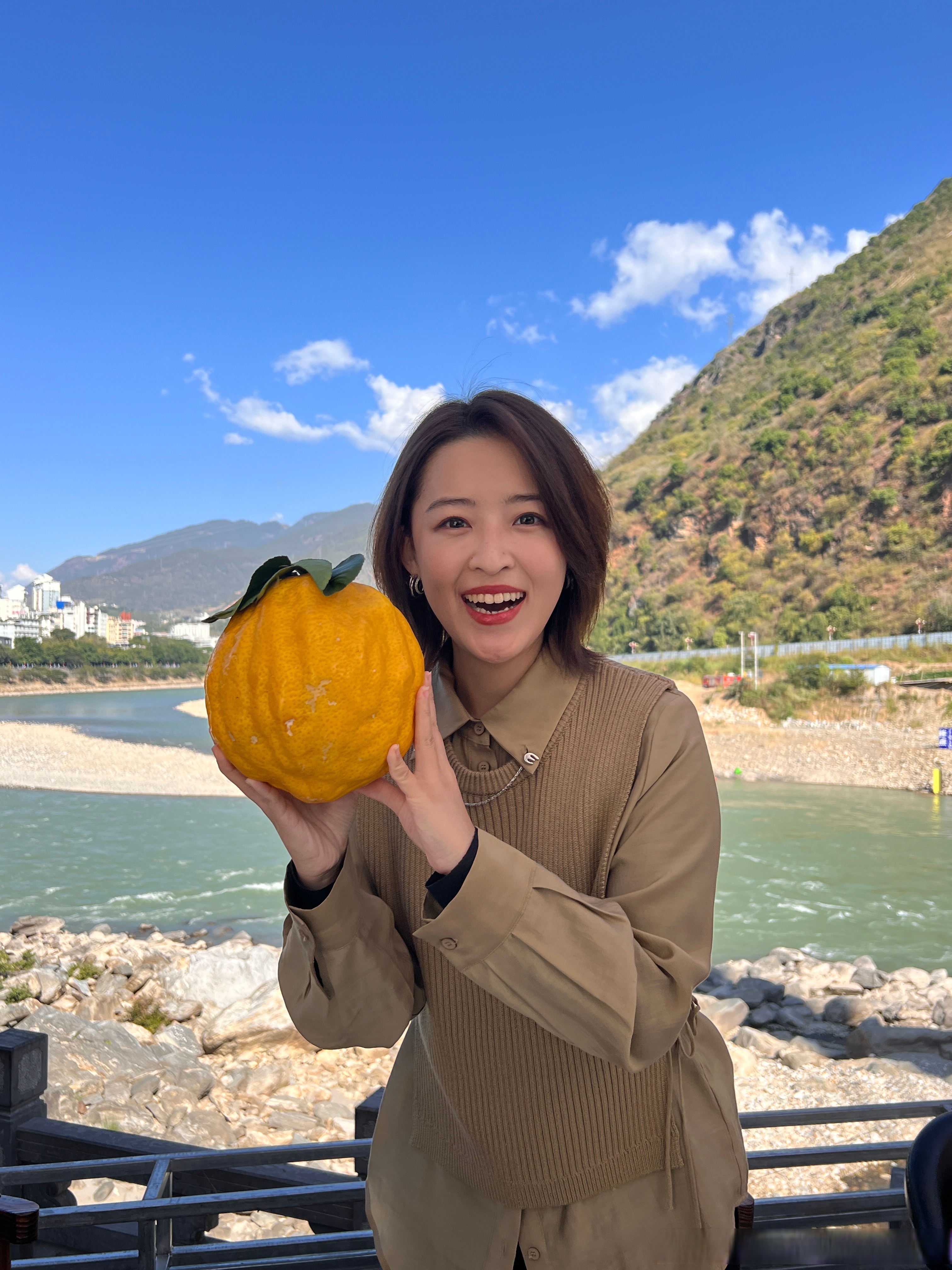 照片怒江州美女水果解说员一个手里抱着水果的人快跨年怎么发才吸引
