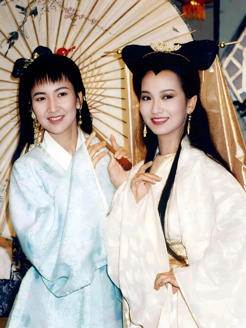 西湖美景依旧,湖面如镜,山峦叠嶂,绿树成荫,荷花盛开,勾起了白娘子无