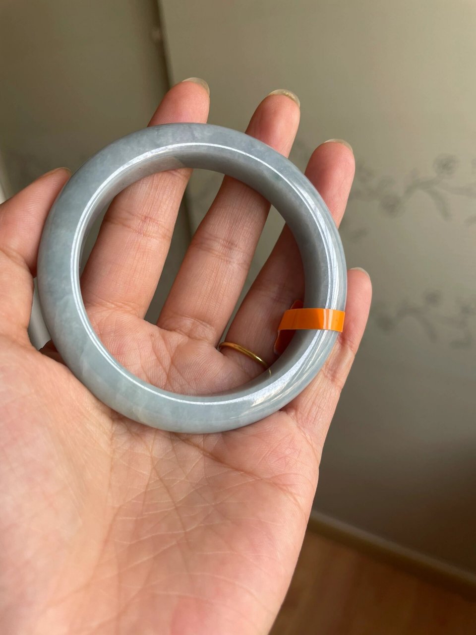 之前刚入坑买的200的翡翠手镯好像大理石啊 哈哈哈,果然不能贪便宜