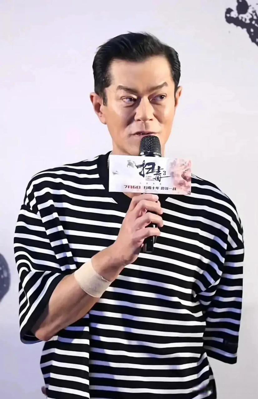 古天乐最近的活动照差点没认出来! 眉毛特别高,眼睛也是往上飞.