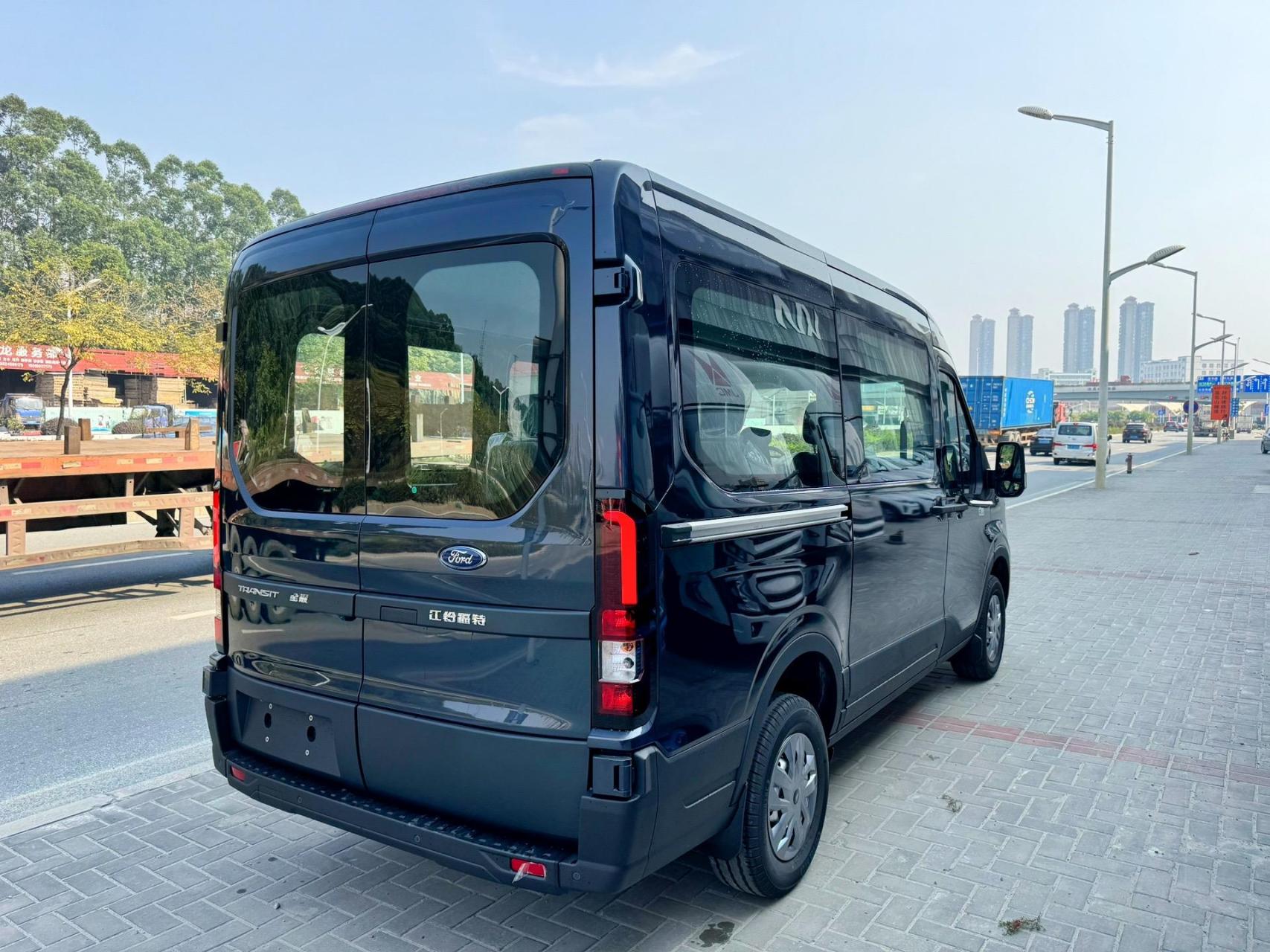 江铃福特:新全顺t8中轴中顶6座~暗夜蓝.