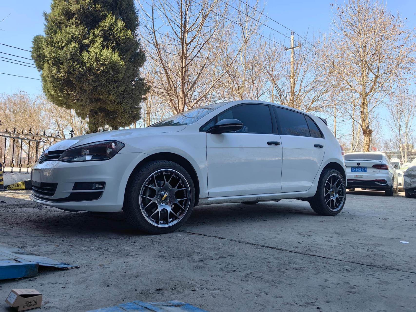 大众高尔夫到店升级18寸bbs款轮毂搭配轮胎装车效果完美 轮毂升级