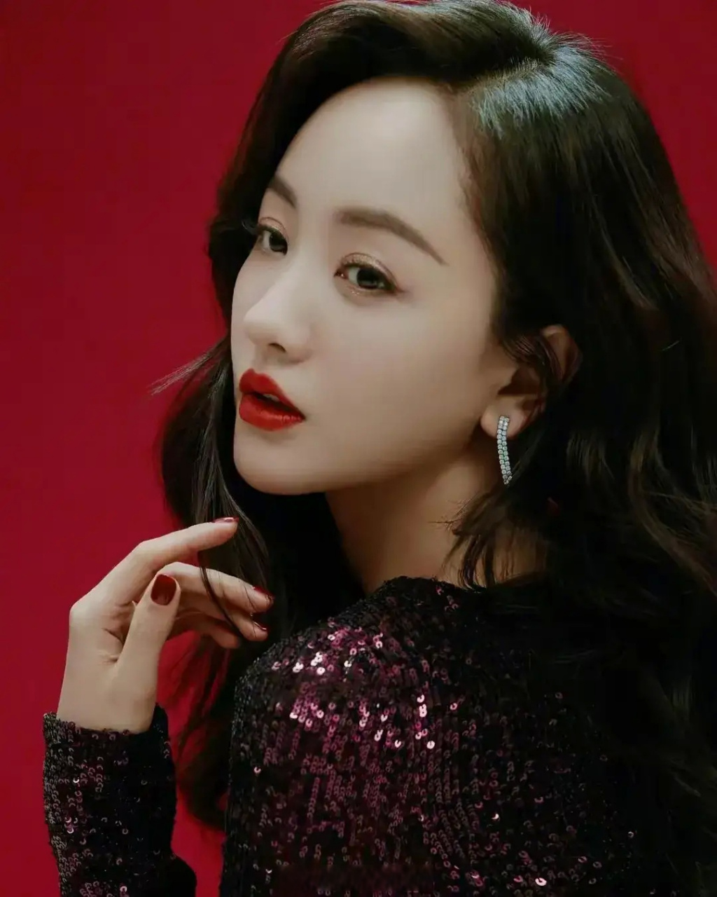 杨蓉的五官算不上多么精致美艳,但肌肤白皙身材完美.