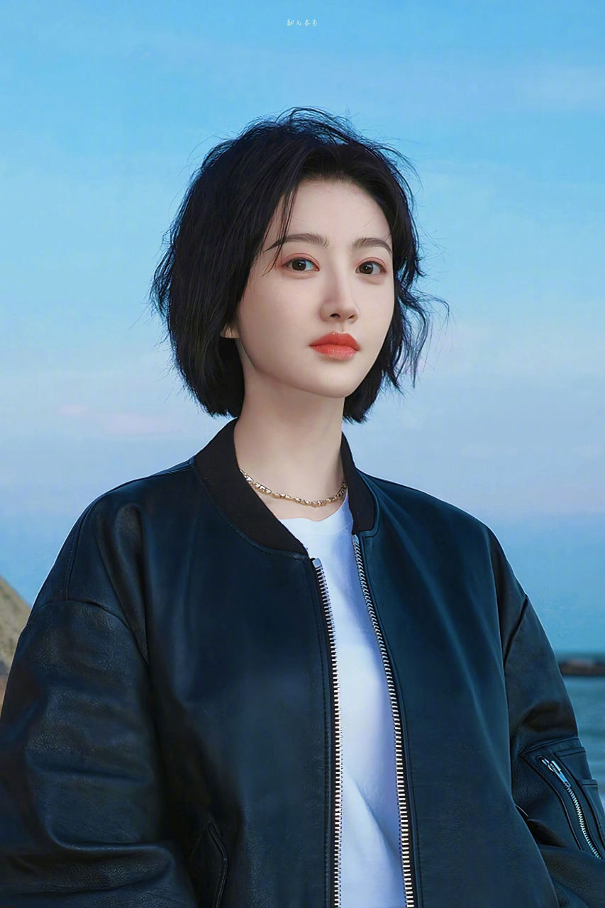 果然人美驾驭任何造型都很轻松干练的短发在景甜 身上英气感十足