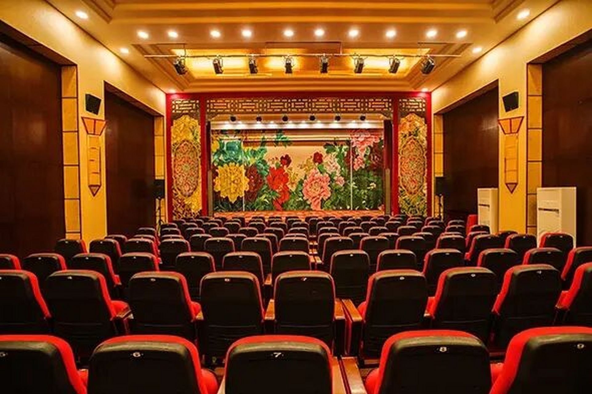 4梅兰芳大剧院 简介: 梅兰芳大剧院以中国京剧艺术大师梅兰芳先生命名