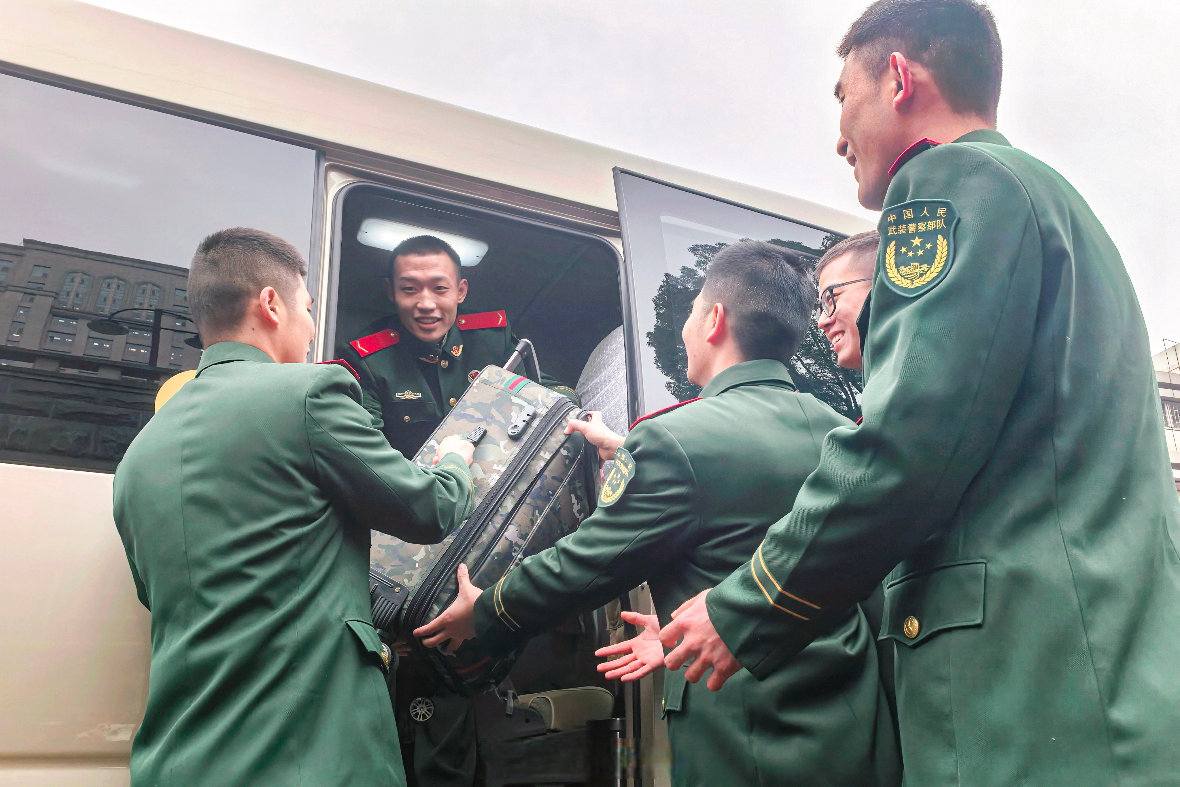 武警新兵下队开启新征程#】近日,武警贵州总队贵阳支队新兵圆满统成