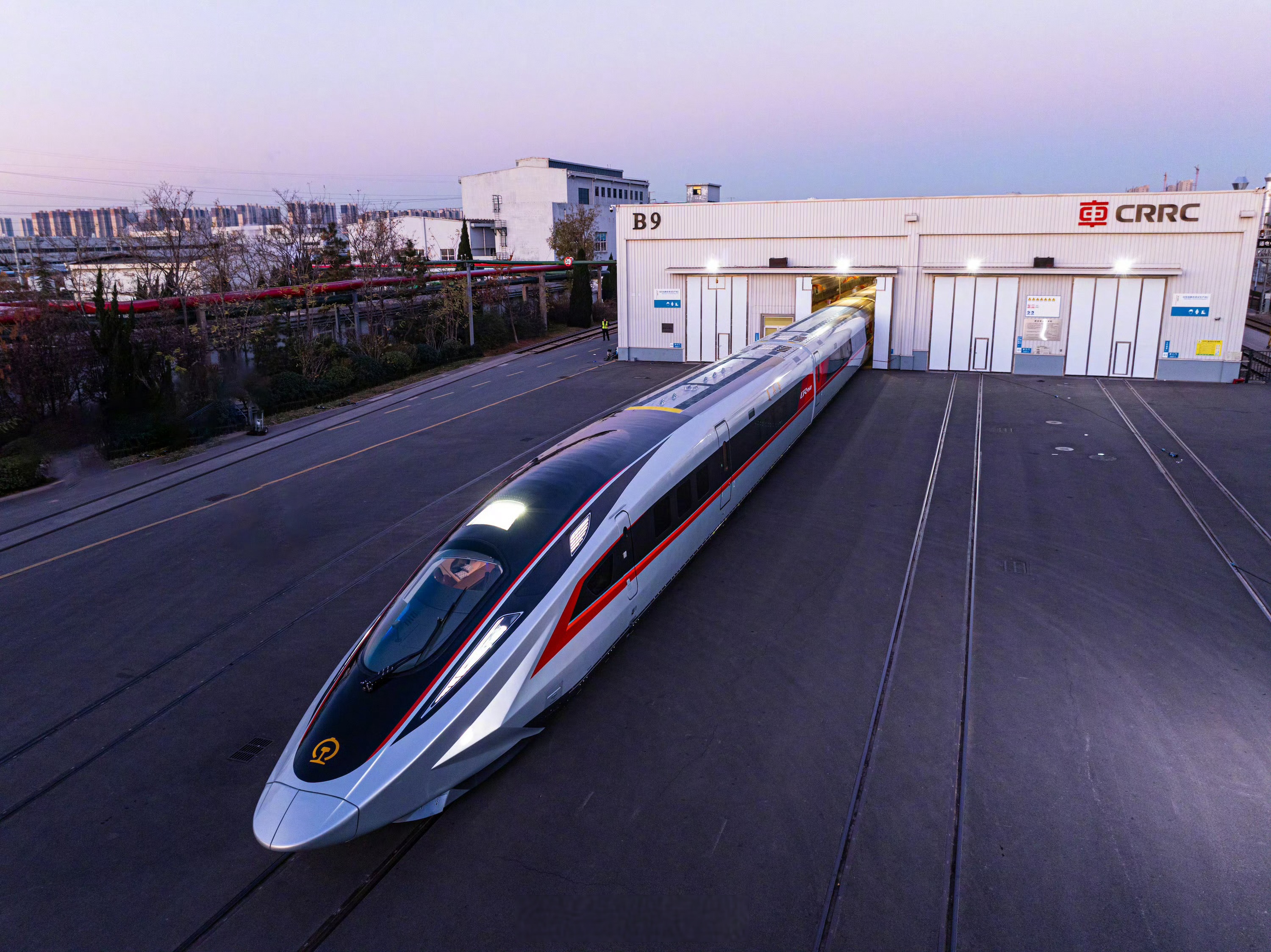 今天,全球最快高铁cr450动车组样车亮相,该列车试验速度时速450公里