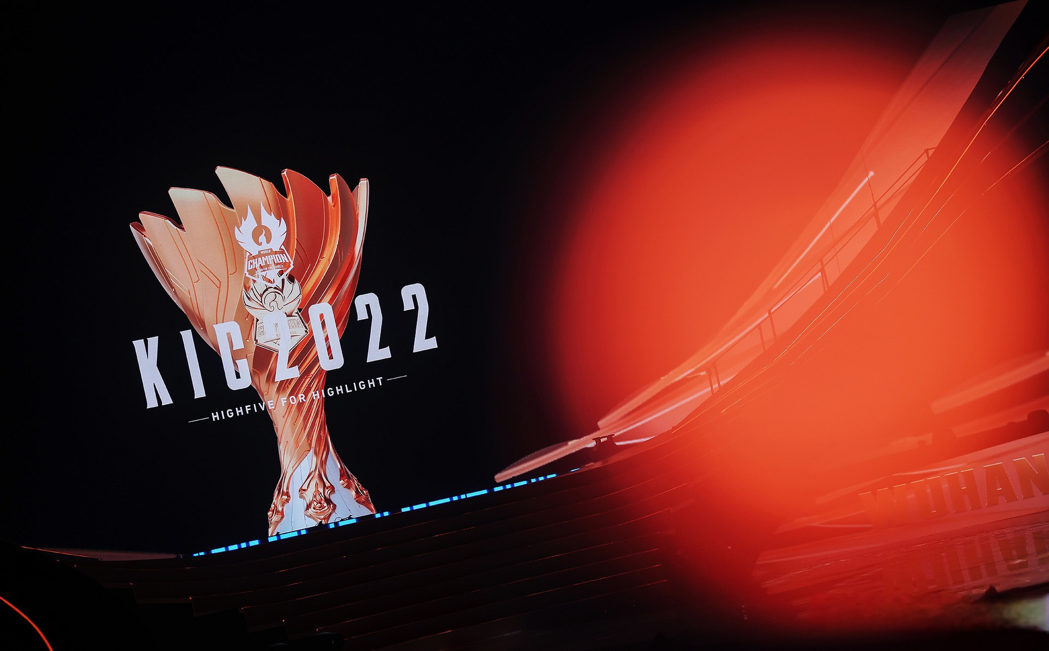 世冠金凤凰舞台金凤凰杯已经就位,谁能捧起这代表至高荣耀的金凤凰杯?