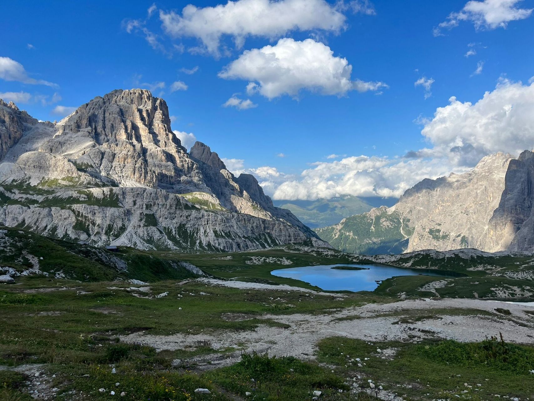 拍摄当天我们下午自驾抵达三峰山,从停车场徒步大概两个小时走到网