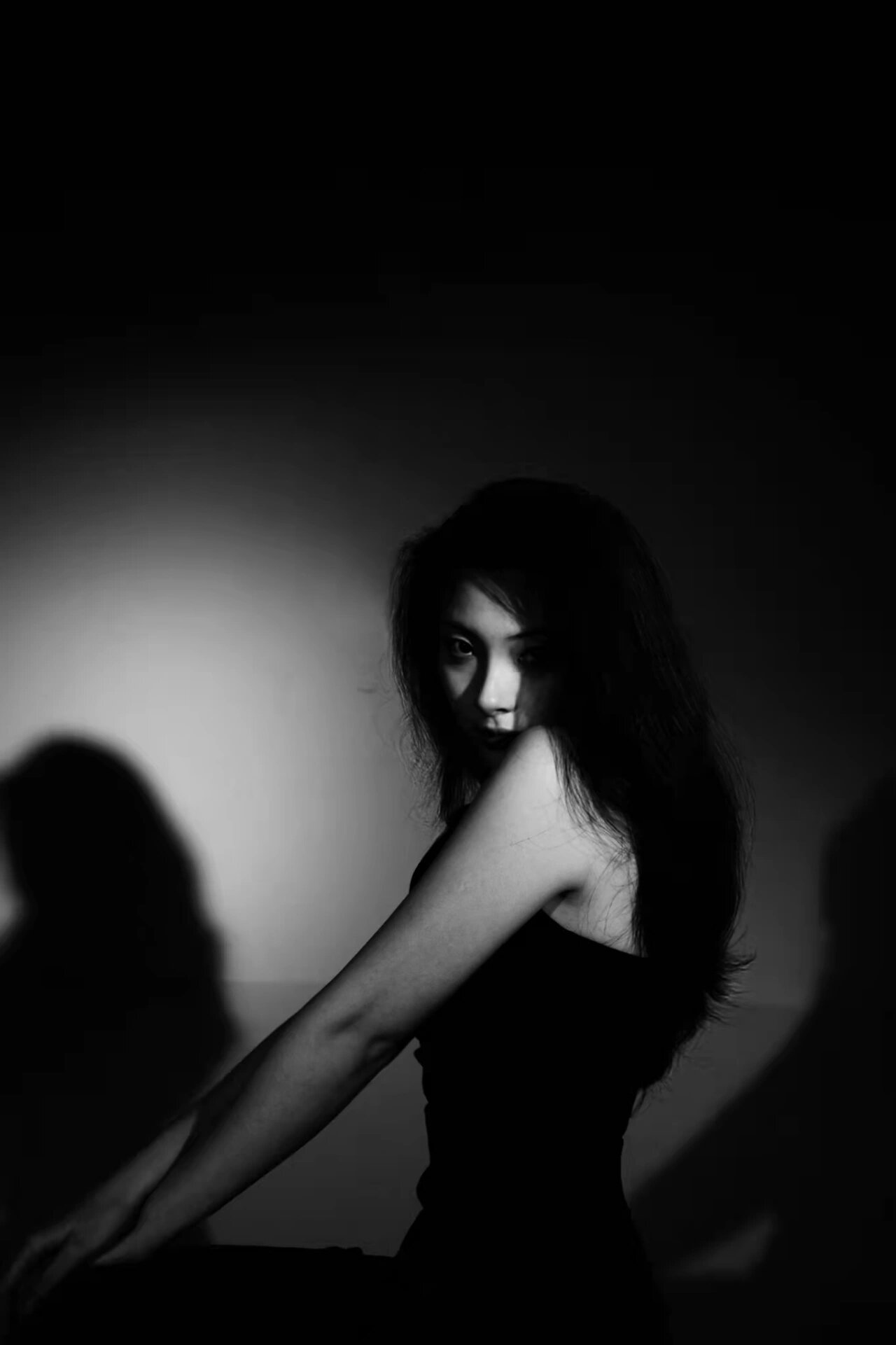 这是第一次尝试棚拍,也是第一次拍黑白的个人写真,模特本身自带的气质