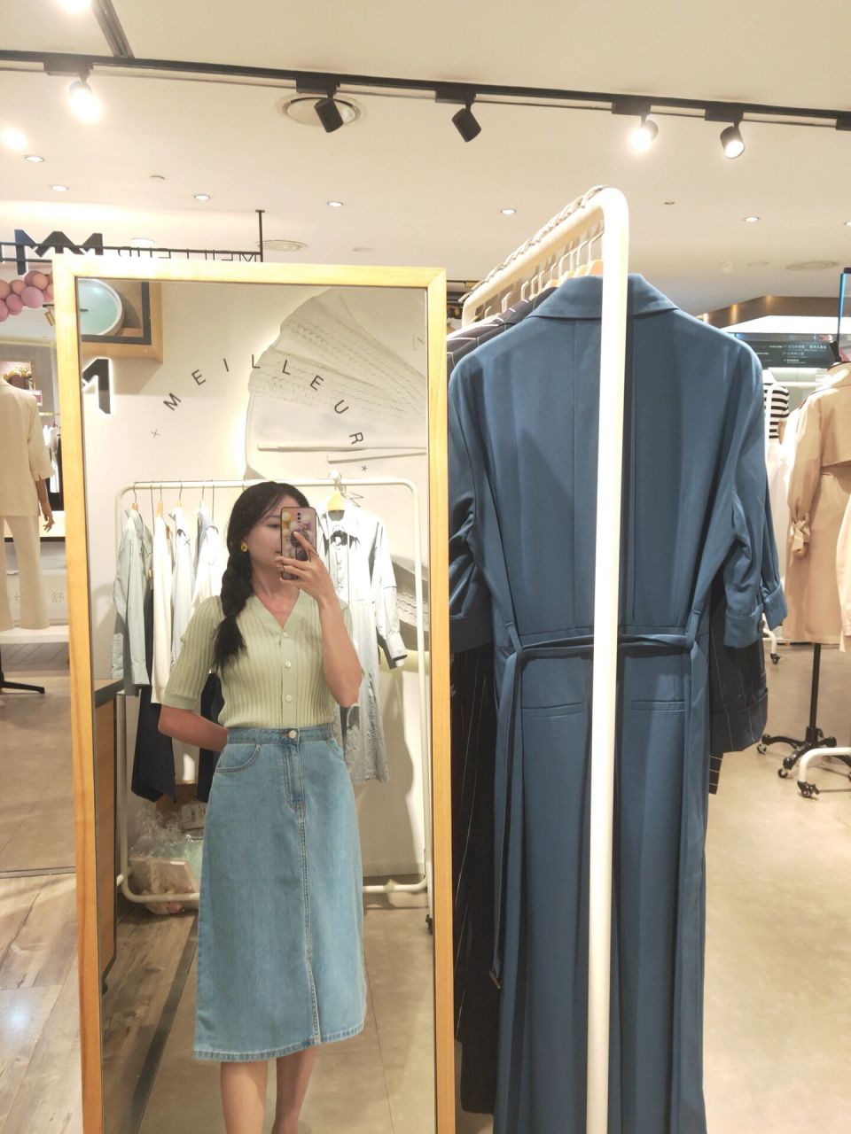 绿色针织搭配蓝色牛仔裙,休闲又显白,满满春天气息