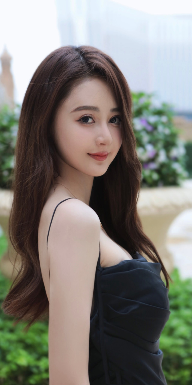 马泽涵,高级感的小姐姐:温柔长发,长裙优雅,明艳照人.#马泽涵