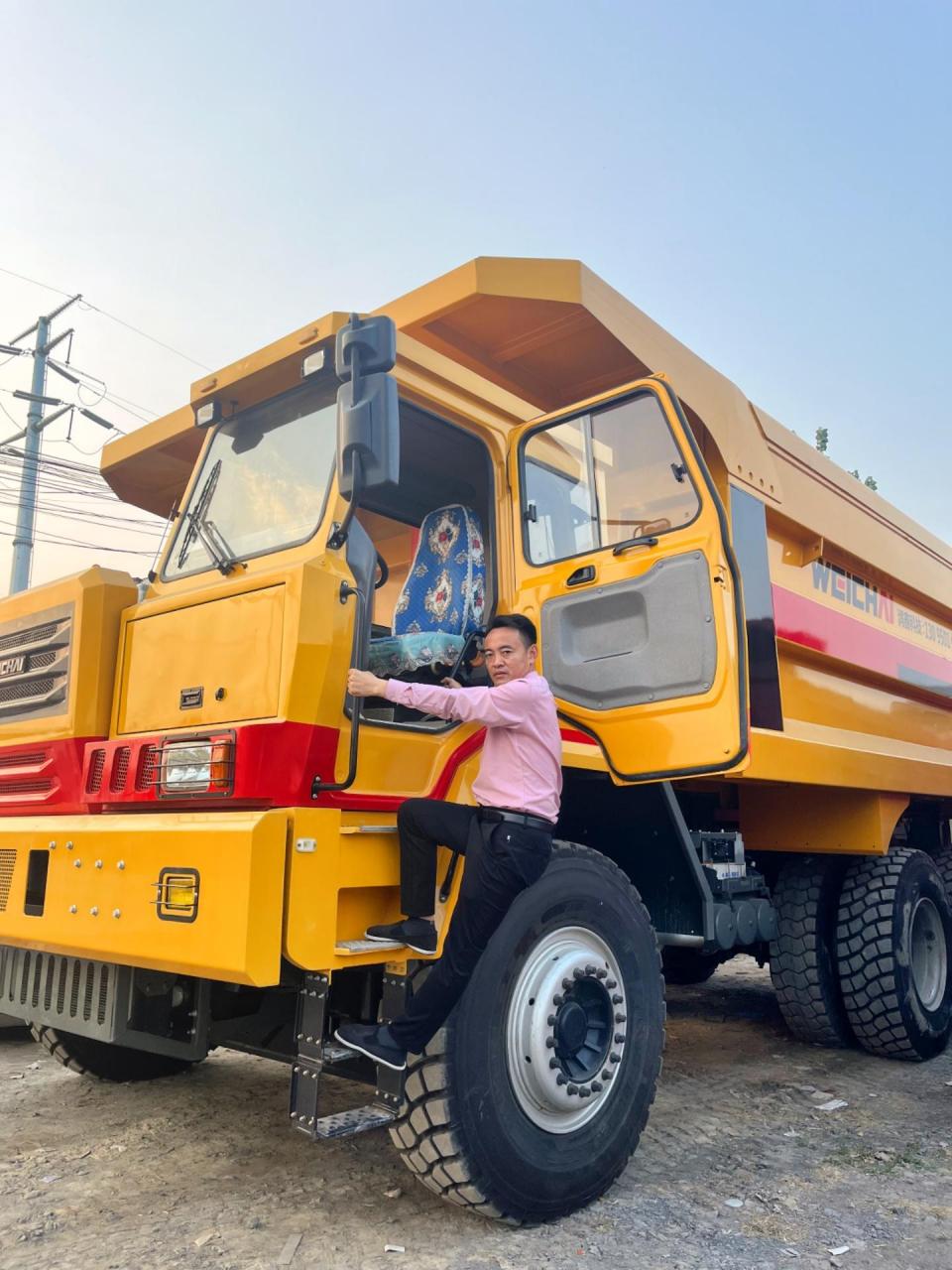 潍柴坦克宽体自卸车,潍柴8缸770马力,大箱长度7米,宽度4米,高度2米!